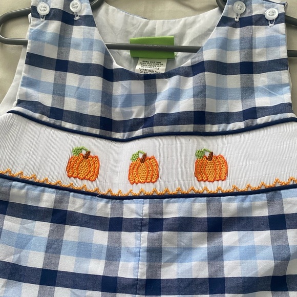 Precious checked shortall outfit with smocked pumpkins - Picture 2 of 3